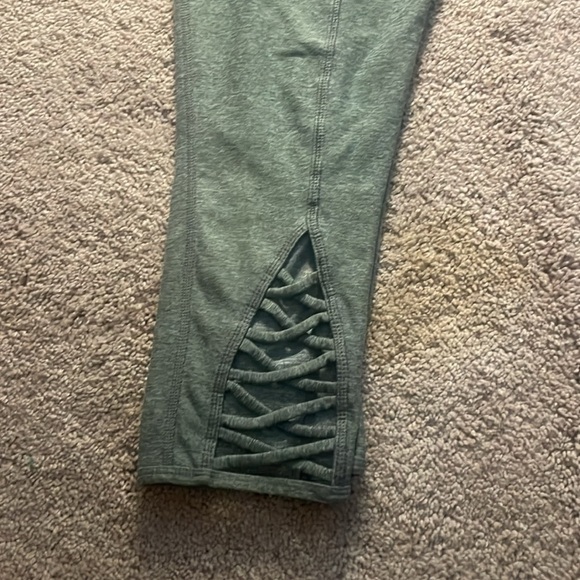 EUC Tek Gear Gray Cropped Leggings with Criss Cross Cutouts Size Medium - Picture 6 of 7